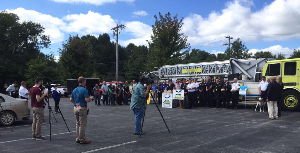 matt_morrow's tweet photo. HBA = public safety. @SpringfieldHBA @MeeksLumber @MetroAppliances give 600 smoke alarms to are fire departments http://t.co/b2SliYgiuX