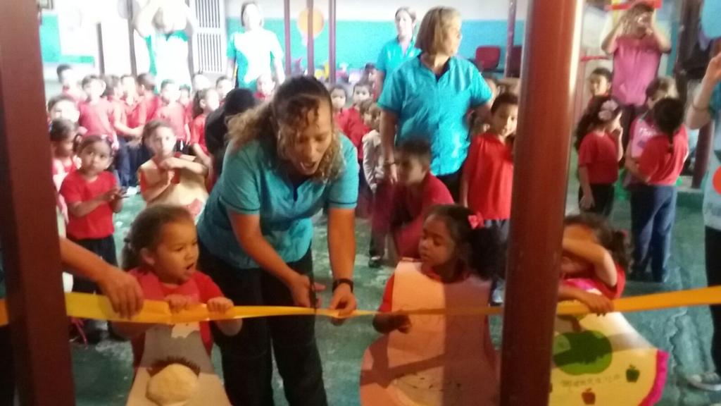 PAEMIRANDA's tweet photo. Los niños, niñas, docentes y cocineras inauguraron mural del SAE en CEI la Rosaleda edo. Miranda  @ZonaEducMiranda http://t.co/dt2YNP4FB1