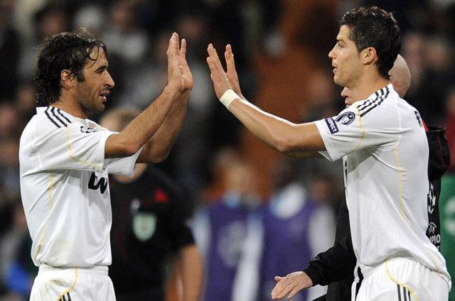 Footballogue's tweet photo. [#LDC] Ronaldo égale le record de buts de Raul avec le Real !

Raul : 323 Buts
Ronaldo : 323 Buts http://t.co/nLp4ZyyGpB