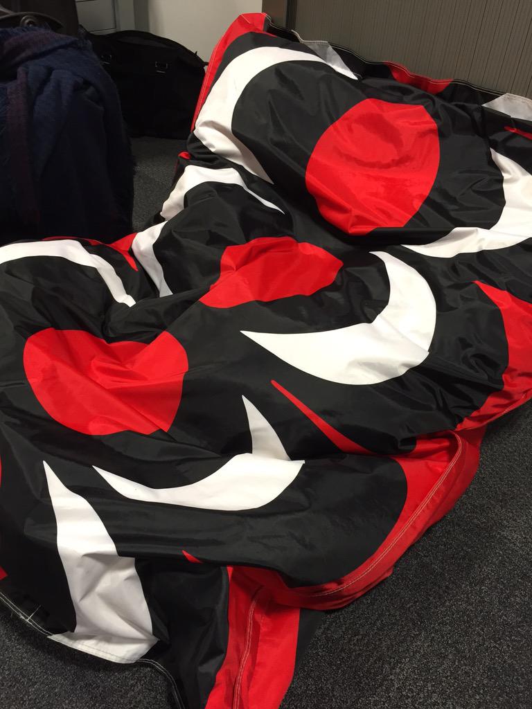 uncletypewriter's tweet photo. #OfficeBed http://t.co/XtE9qkJfSV