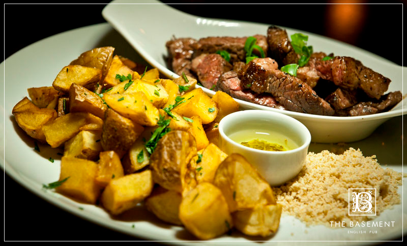 Mate a sua fome com o Steak Strips, uma das opções servidas no pub feitas com tiras de mignon ou entrecôte.