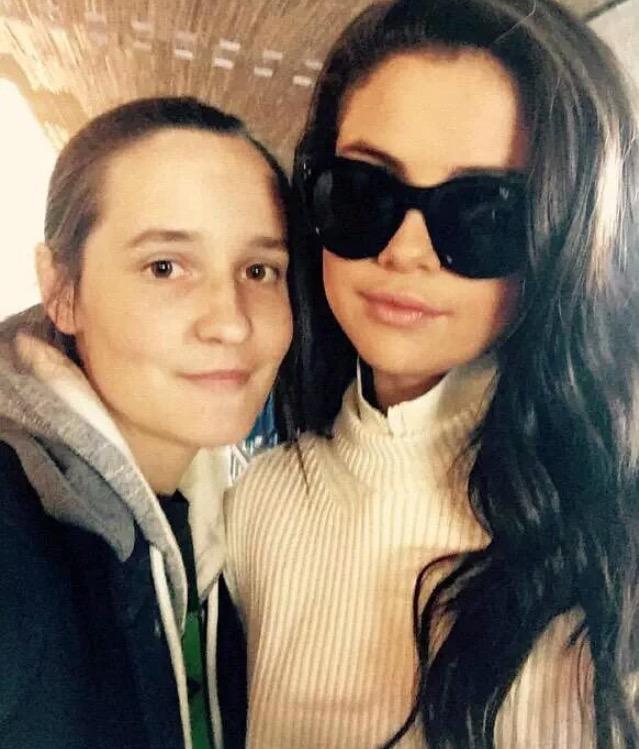 MyLifeIsSGJB's tweet photo. September 29: Selena with a fan at “Charles de Gaulle” Airport in Paris, France http://t.co/3eoiu6YP6w