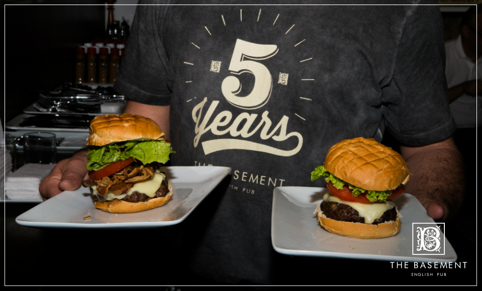 Depois da batalha de bandas, chegou a vez de você escolher o seu burger favorito: o Crunchy Onion ou o Traditional?