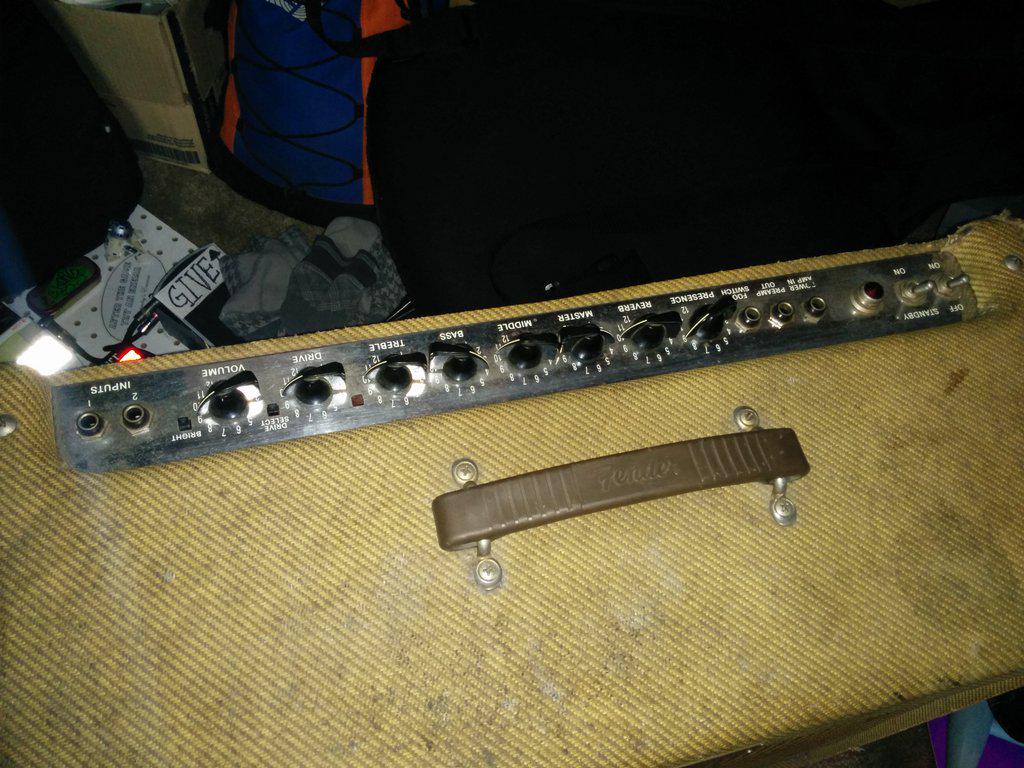 rnvasquez's tweet photo. Was gifted my old band mate's @Fender #BluesDeVille amp... Kind of a bittersweet gift... 😞😶 🎸🎶 http://t.co/hF64pYx0nn
