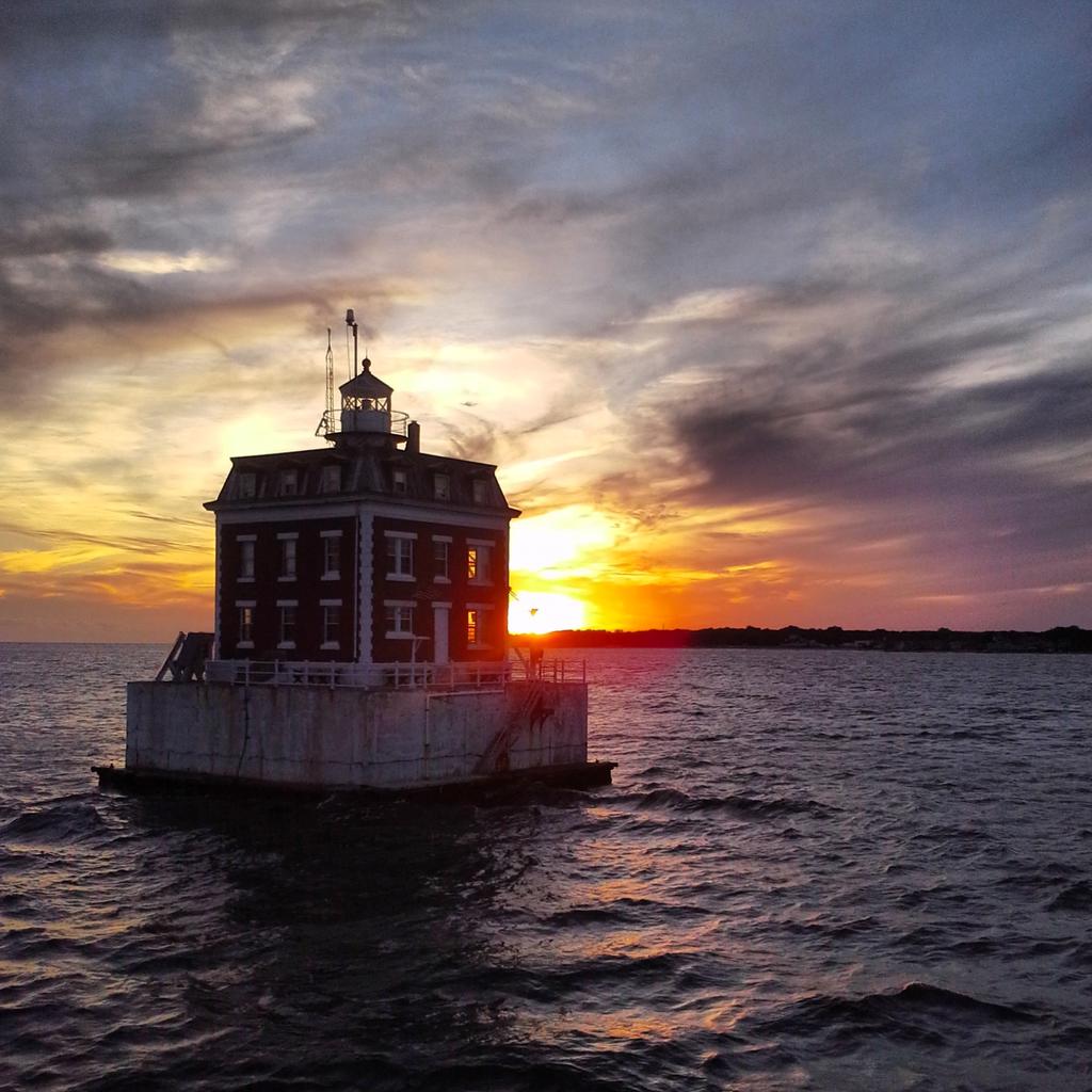 xDDCxCptMorgan's tweet photo. New London Ledge Light at sundown. #boatlife #captainthings #sunsetcruise http://t.co/nZRa9KYH6r