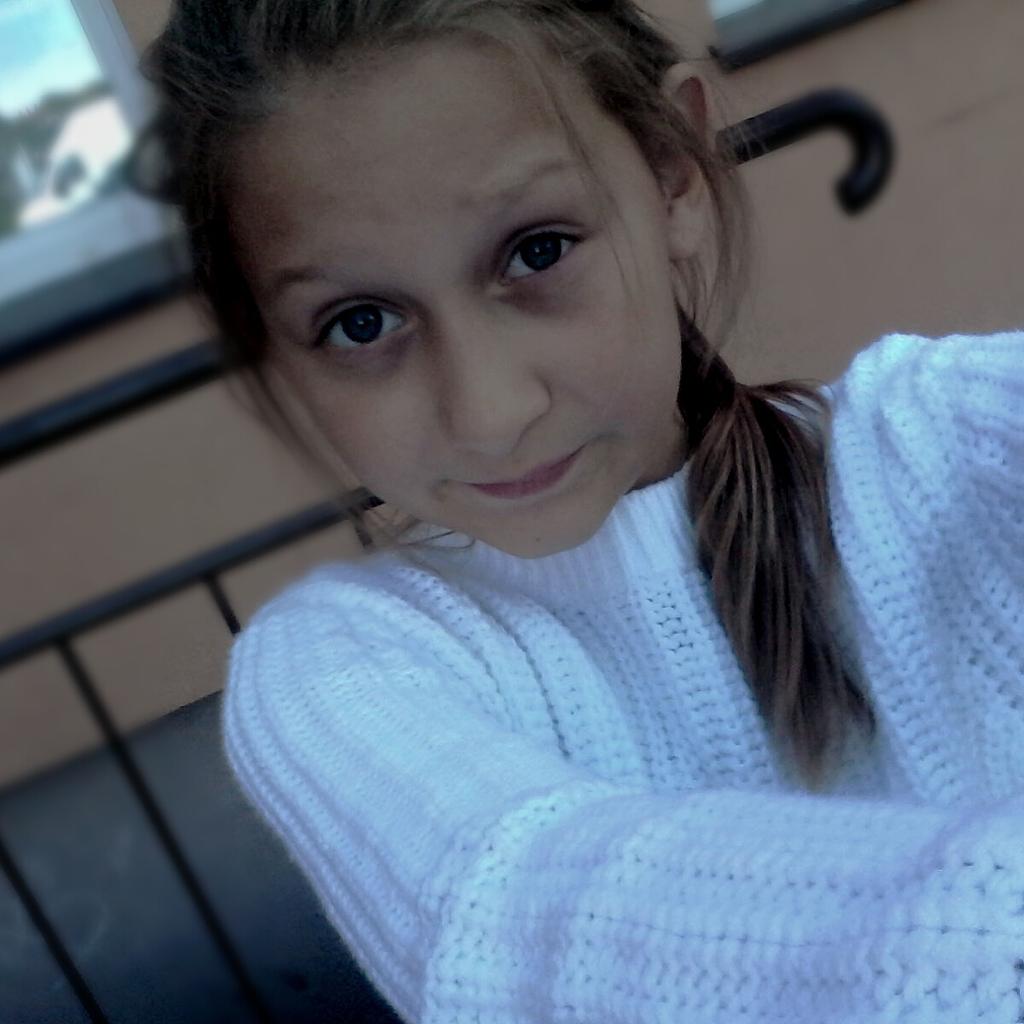 majazaworska1's tweet photo. #ja #podworko #sweterek #bialy #girl http://t.co/koASKwGIfw