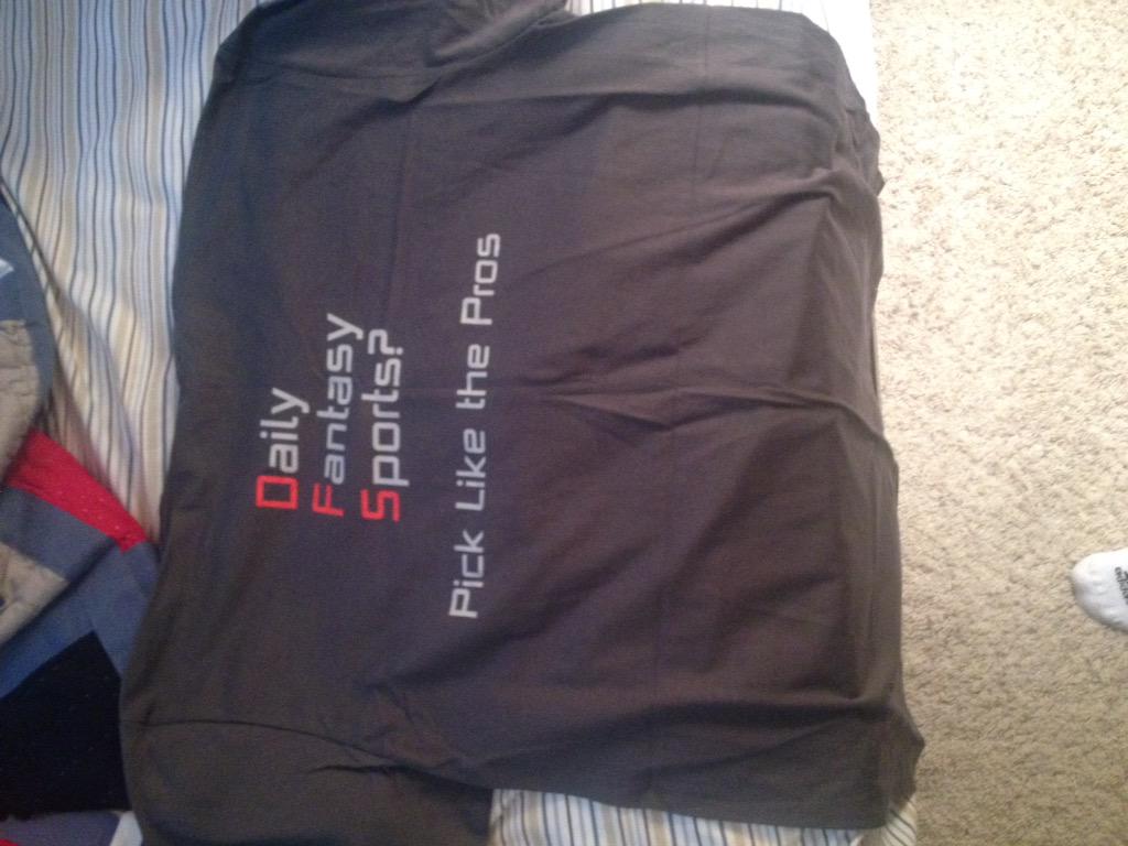 4Dolan4's tweet photo. Shoutout to @LineupLab for the t shirt!! Daily fantasy sports? Pick like the pros #WeCashin #InTheLab #NickelodeonJr http://t.co/90hsQdDXkQ