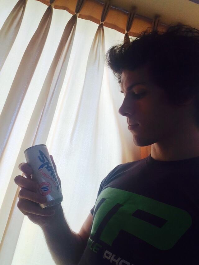 PatoParodiC's tweet photo. Hoy en un dia soleado decidi tomar mi @SharkPeru para tener energia y vestirme con mi outfit de @tech_nutrition 💪😆 http://t.co/IyJzlwJ89S
