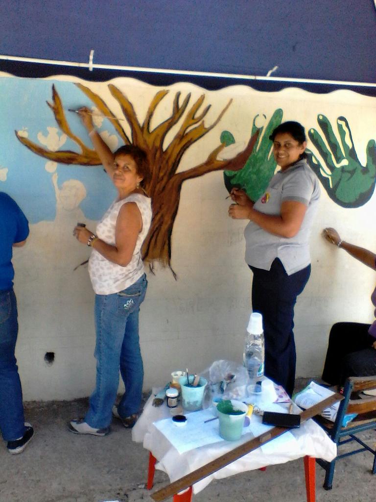 PAEMIRANDA's tweet photo. EBN tacata activando el mural por la Agricultura Escolar @ZonaEducMiranda @MirandaCulturaz @cnae_ve @WilliamsMacondo http://t.co/P2EzILp9Ya