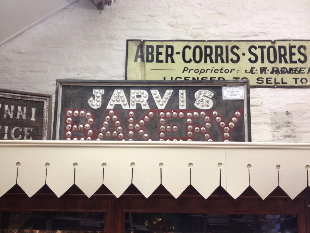 formationtype's tweet photo. Very old, VERY cool bling bakery sign.
#coolcorris http://t.co/UYxsBFnvTf