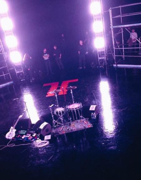 tenementtv's tweet photo. Something special is about to happen at the @MTV @Slaves gig #MTVLockDown http://t.co/TjFUrA1ISh