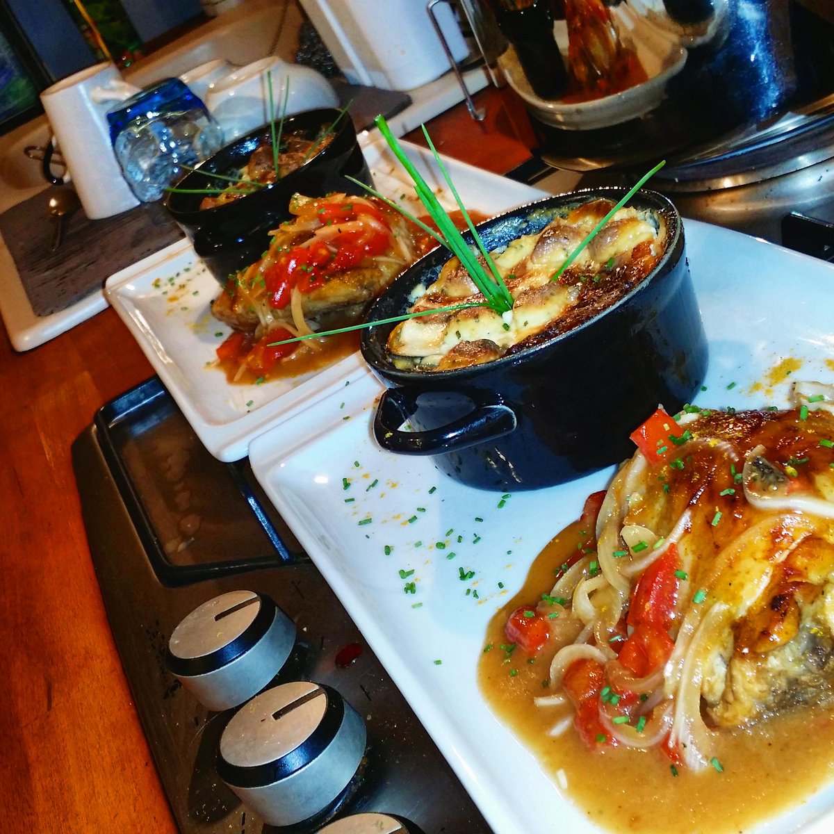 PialotDp's tweet photo. Poulet sauce miel oignons doux et tomates . Gratin de courgettes version cevennes #cuisine #cevennes #partage http://t.co/1O1BY75eQW