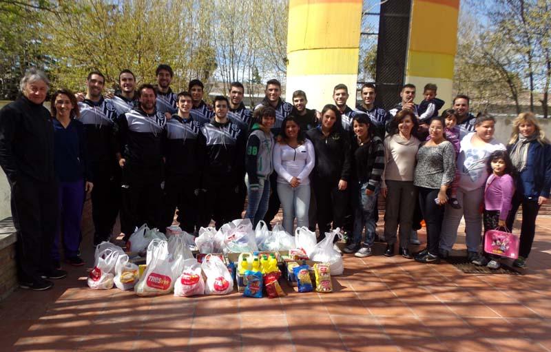 lucastorresok's tweet photo. TNA 
Estudiantes encestó nuevas sonrisas @EncestandoUS @CAEbasket  #Olavarria http://t.co/x7L1EvBiAS http://t.co/y7cBMfhxDp