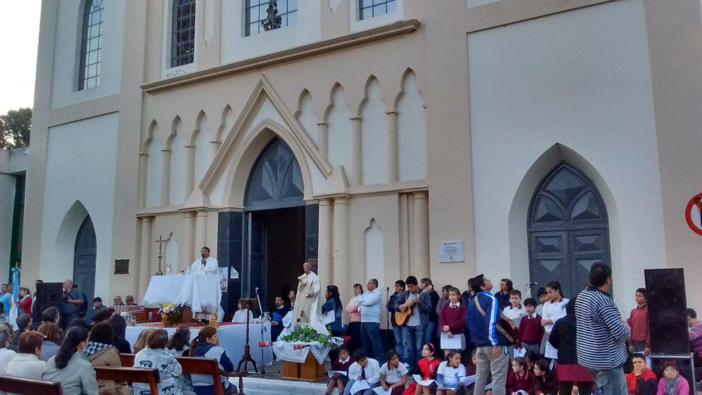 JBeeSellares's tweet photo. Misa en la explanada de la iglesia en el cementerio en homenaje al Patrono de nuestra Córdoba #SanJeronimo http://t.co/yH6yRTj5jG