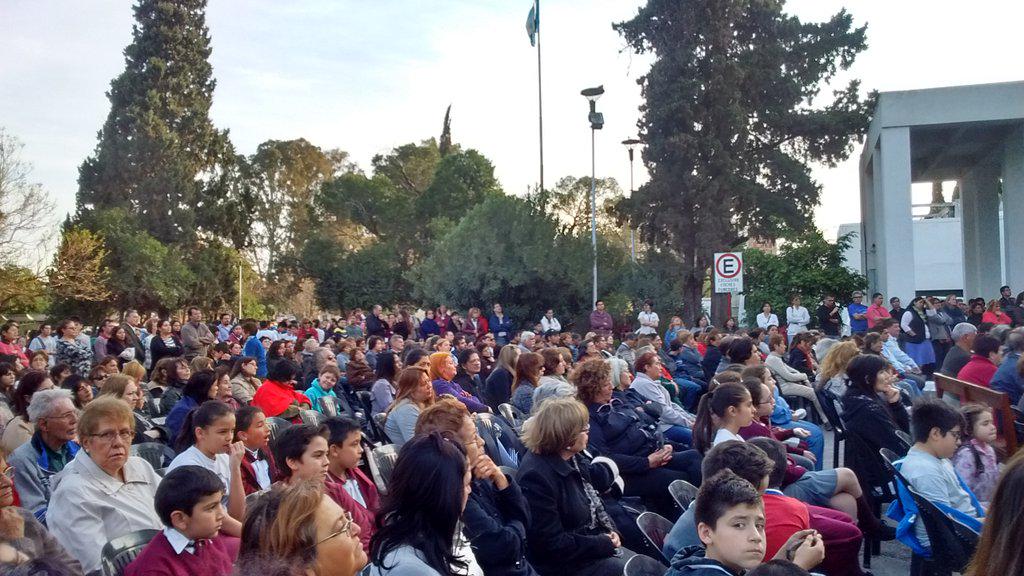 JBeeSellares's tweet photo. Misa en la explanada de la iglesia en el cementerio en homenaje al Patrono de nuestra Córdoba #SanJeronimo http://t.co/yH6yRTj5jG