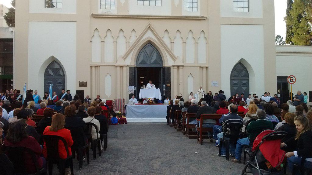 JBeeSellares's tweet photo. Misa en la explanada de la iglesia en el cementerio en homenaje al Patrono de nuestra Córdoba #SanJeronimo http://t.co/yH6yRTj5jG