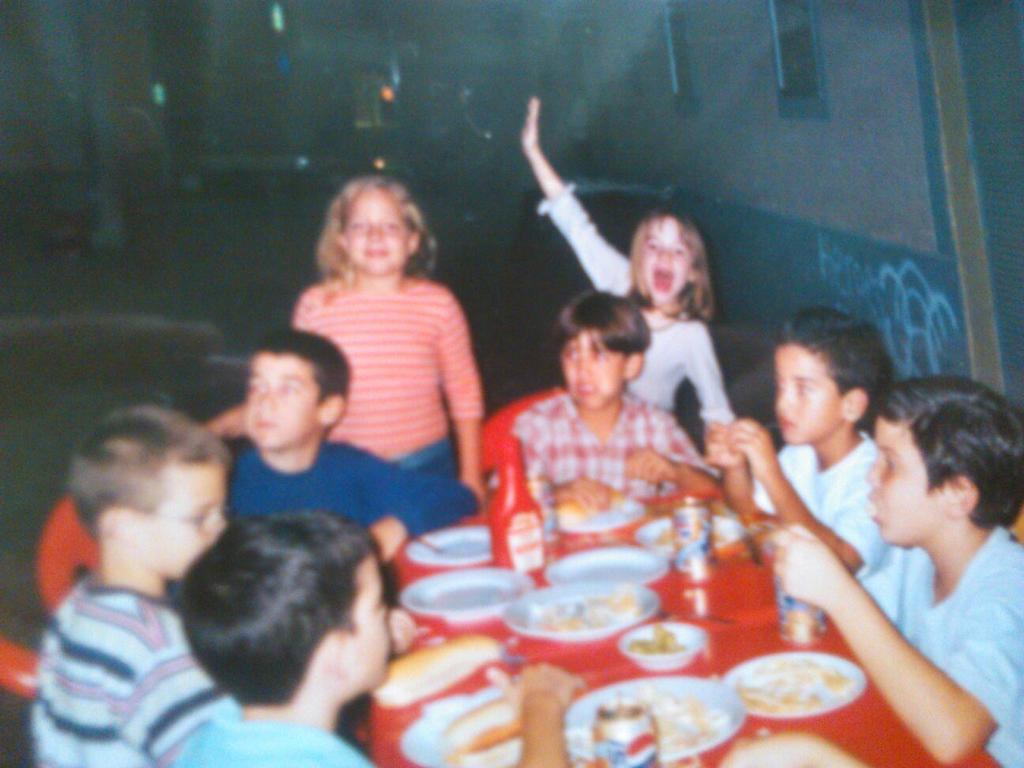 MVickyGN's tweet photo. Infancia querida http://t.co/k94D1HaGMl