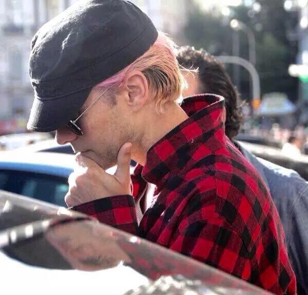Vivaldi4love's tweet photo. E poi boh... Certa gente quando è in modalità "pensante" ha fascino e basta! #MarsInAthens  @WhyWhyWhite http://t.co/34PPOih5lx