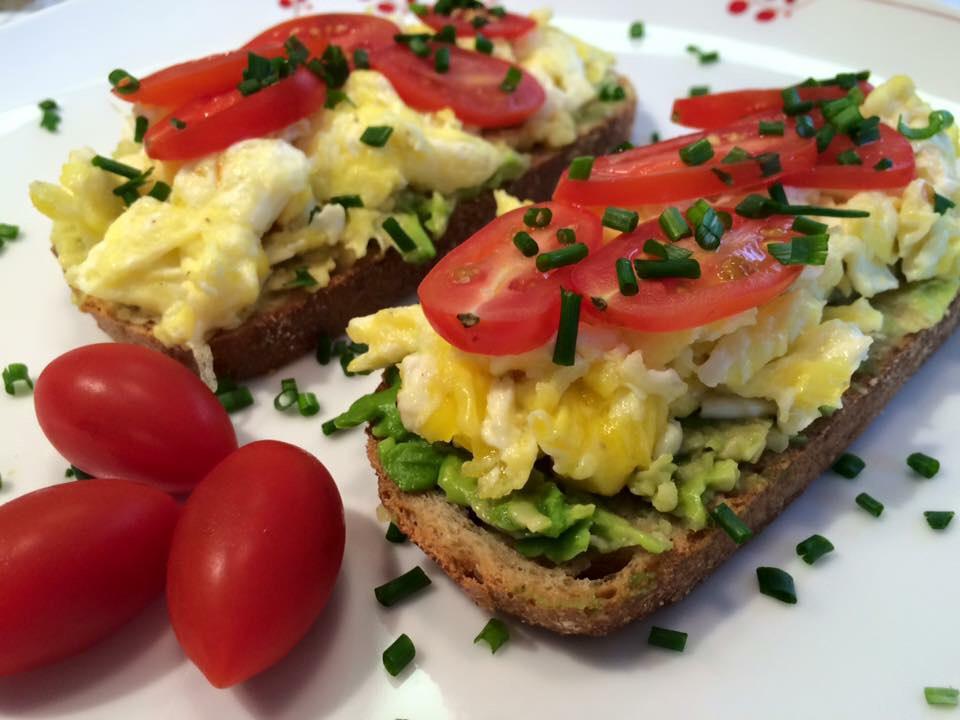 WellnessStudioM's tweet photo. What's for breakfast! Scrambled eggs with avocado on whole wheat toast, topped with cherry tomatoes and chives. http://t.co/P5Yv7XmxRI