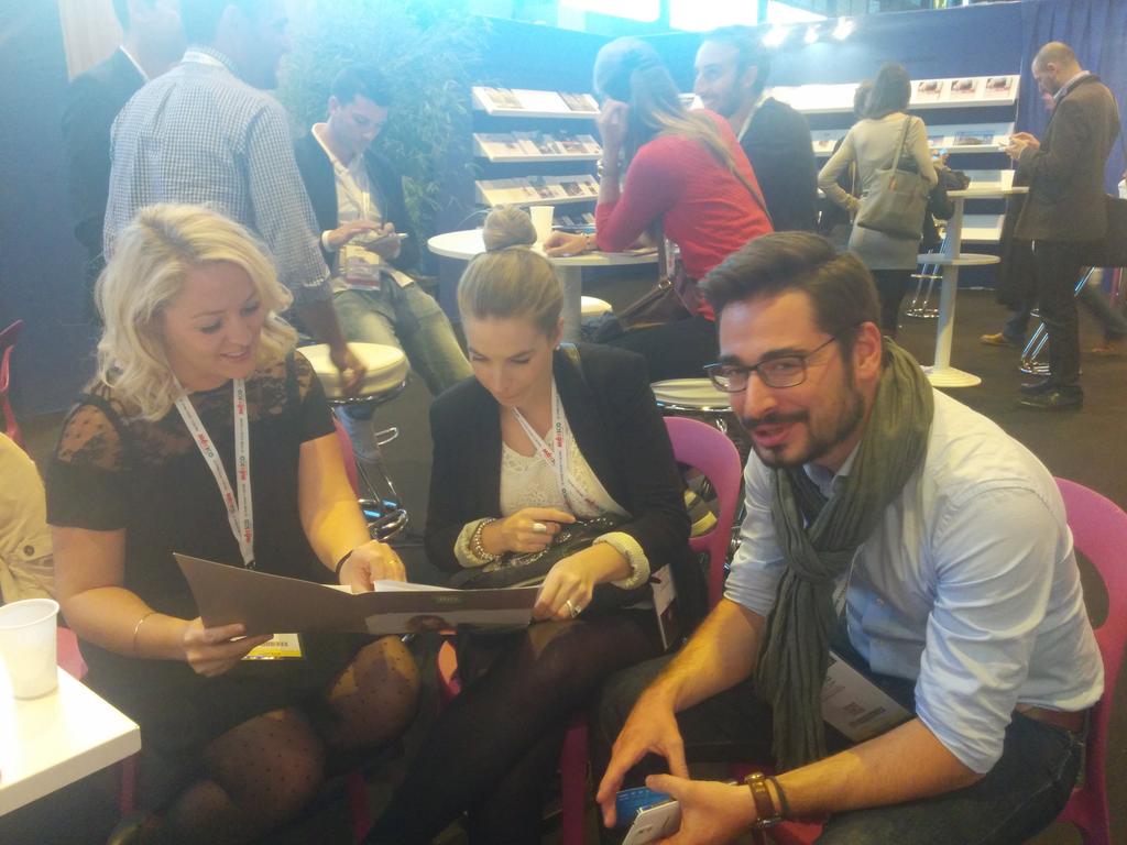 TraveltestersFR's tweet photo. Nos blogueurs @travelmehappy et @TourdumondeFR en mode studieux au @IFTM_MapPro ! Merci à @JudoKKat pour la photo :) http://t.co/37O2sahO08