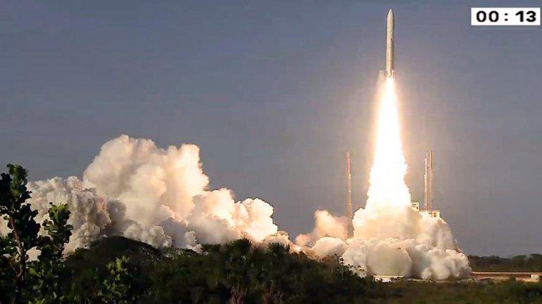 infobae's tweet photo. #ARSAT2 | Así fue el lanzamiento del satélite argentino http://t.co/Ecq5MIDOj1 http://t.co/ntS46i2M52