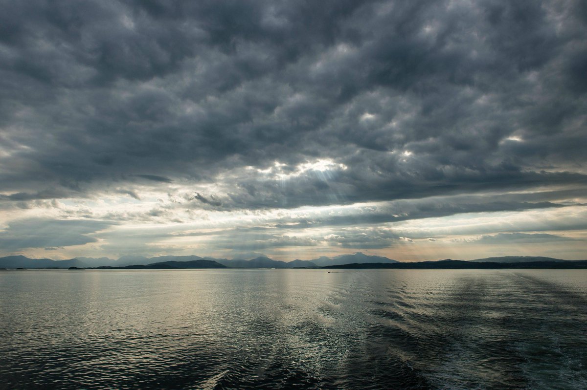 SkyLoversUnited's tweet photo. On the early morning ferry to Mull, Scotland [3481x2314][OC] #Sky by

submitted by Ionisation[link] [comment] http://t.co/qJHP3qrdi9