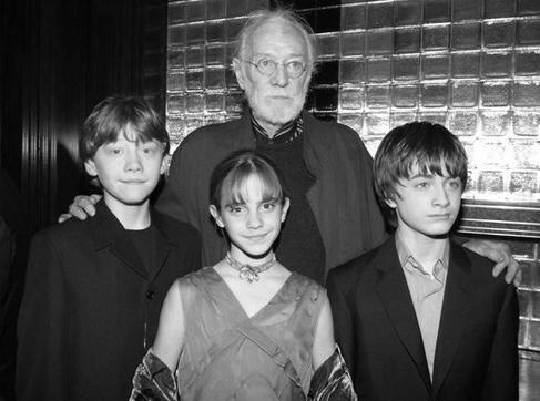 Hogwartssite's tweet photo. Varitas arriba por Richard Harris. Murió tras el rodaje de Harry Potter y la cámara secreta y hoy cumpliría 85 años. http://t.co/JzSpjavNj3