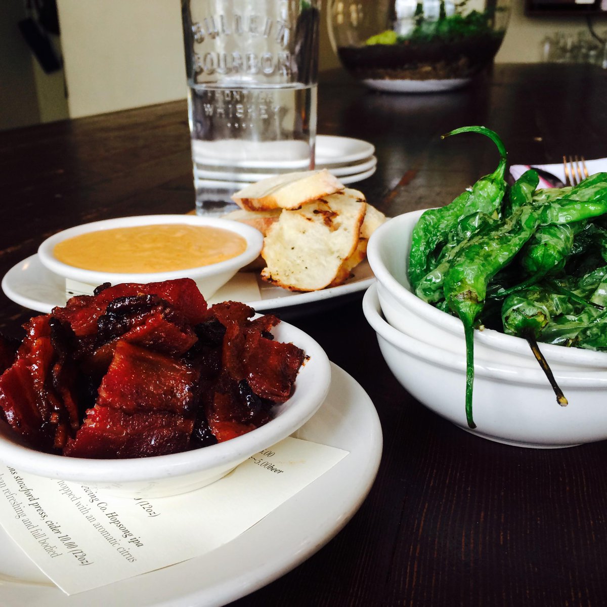 GraniteStEat's tweet photo. Looking to grab a craft beer and some small bites, our 3p-6p Happy Hour is for you. #halfoffdrafts #3snacks$10 http://t.co/Ne3XdbvzVi