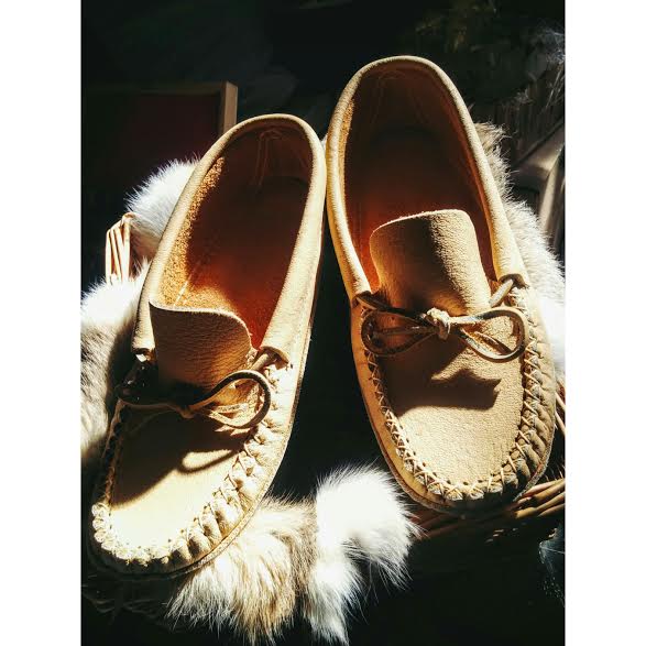 cedarbasket's tweet photo. Raffle Prizes : 1st Prize - Mens Moccasins / 2nd - Feather Box / 3rd - Medicine Kit at this weekends craft sale! http://t.co/kw2Q9rbkXQ