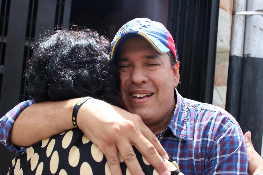 abelardo_diaz's tweet photo. En #AltosdeParamillo y #PaloGordo acompañando la candidatura victoriosa de @JuanRequesens #Unidad y #Cambio http://t.co/fLBFCulPR6
