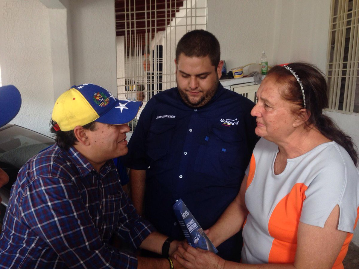 abelardo_diaz's tweet photo. En #AltosdeParamillo y #PaloGordo acompañando la candidatura victoriosa de @JuanRequesens #Unidad y #Cambio http://t.co/fLBFCulPR6