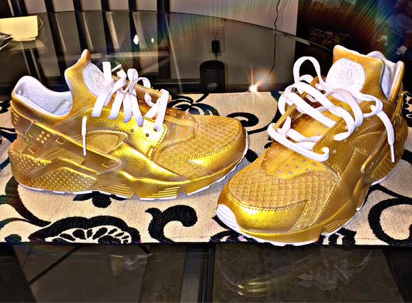 SneakerPics23's tweet photo. Gold Custom Huaraches http://t.co/UuEAsV00Q1