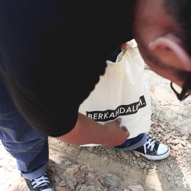 deixgratia's tweet photo. Limited totebag "BERKAHDALEM"
.
For order you call call us by :
WA/text : 089 667 525 786
.
Berkah Dalem. http://t.co/VPS8rOgO0v