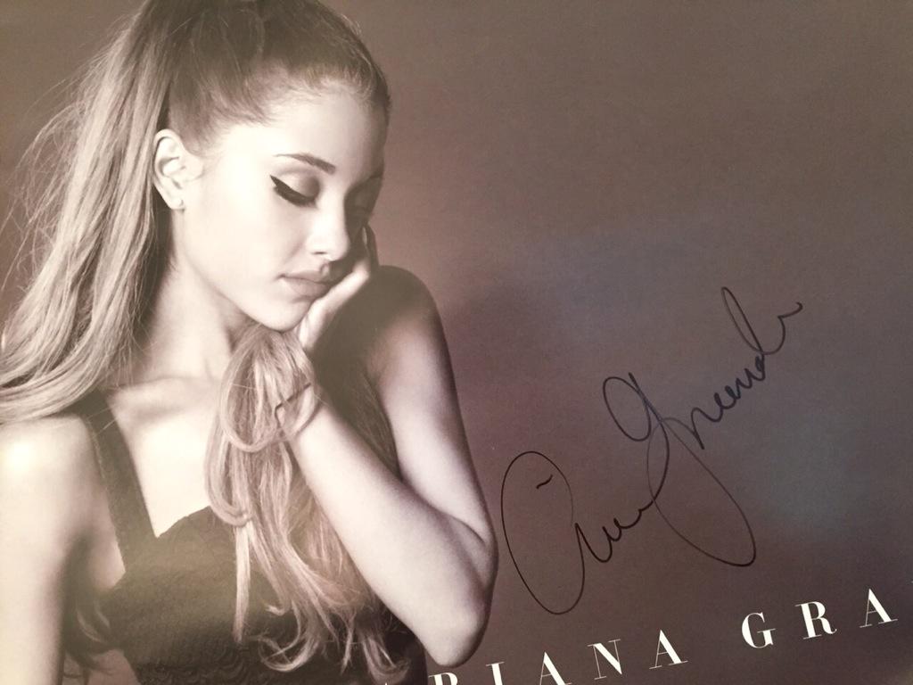 ariana_japan's tweet photo. 【🌟10万人突破プレゼント企画✨】アリアナ日本公式Twitterのフォロワーが10万人を突破いたしました🎉✨🙌😊日頃の感謝をこめてフォロー&amp;RTで10名にポスタープレゼント！一部サイン入り！どれか当たるかは届いてからのお楽しみです♡ http://t.co/On3o2AeFyE