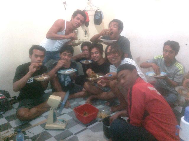 Makan bersama temen2 kos,tidak peduli msakanya enak apa gak nya,yg pnting kebersamaanya itu yg tak ternilai hrganya