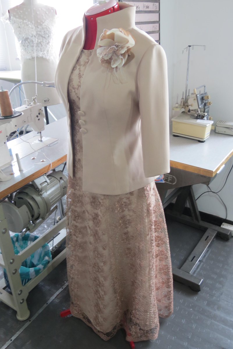 LeonorNoviasCol's tweet photo. Vestido largo y chaqueta. Mamá de novia. #mamadenovia #novias #atelierbackstage #vestidodefiesta #hechoamano http://t.co/6iYHDWqvb5