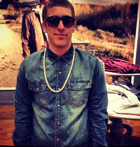 Happy 19th Birthday I hope that you will have a wonderful & a super awesome birthday ever today Zach! :) 