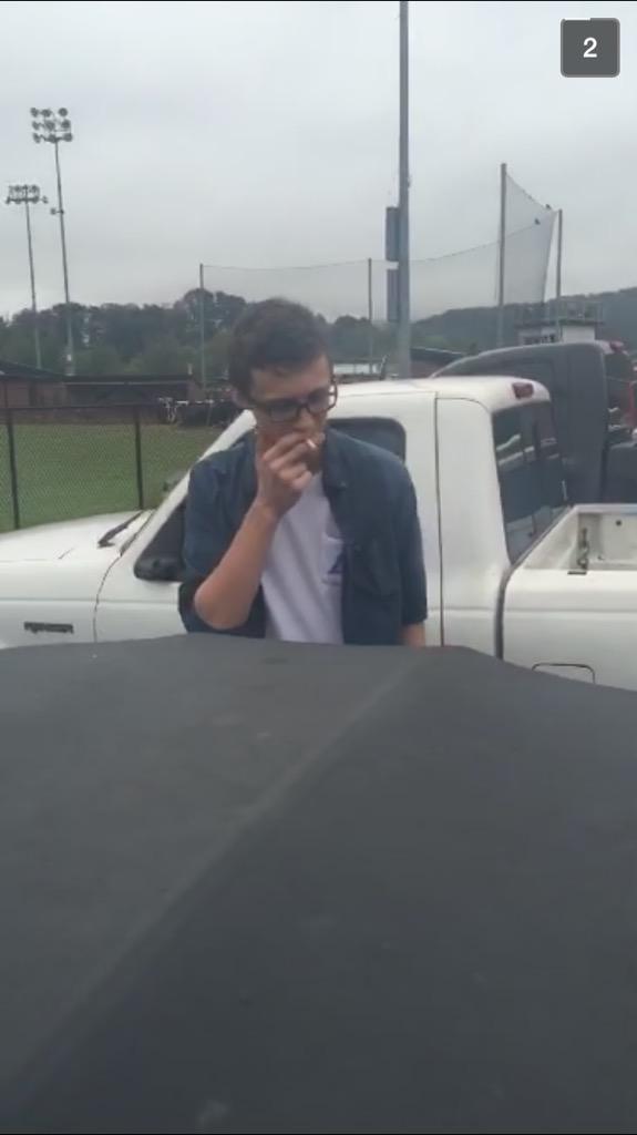 AlexTackett2's tweet photo. 50 rts and Bob will stop smoking. http://t.co/6uBNAqpbNL