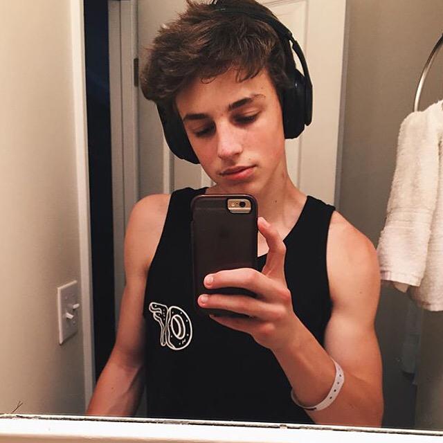 hey , umm.. can we date? :))) http://t.co/HiWQvpEfU0