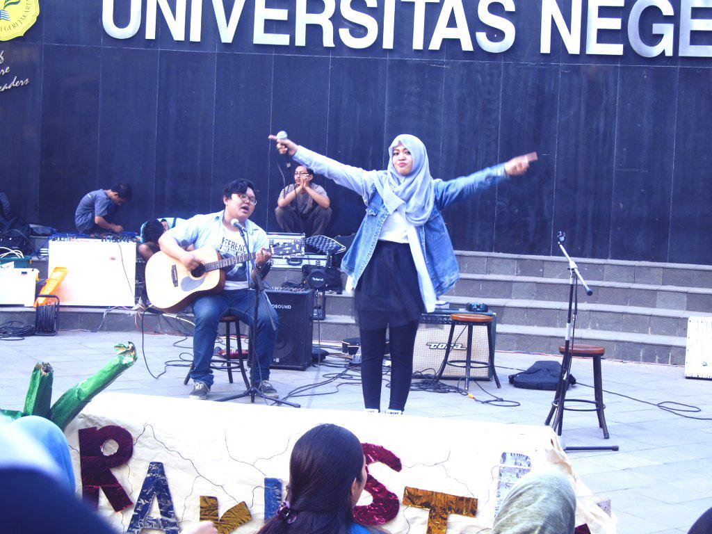 Auliiaaaf's tweet photo. #ERAKUSTIK2015 Bigthanks buat ERA FM sukses selalu yaaa 💕 @ERAFMUNJ http://t.co/cEhqsnGGbk