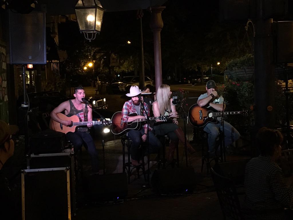 953thebear's tweet photo. #tipsfortuscaloosa tonight until 9 on the patio at @BillysSportGril!! http://t.co/amdmWI6nj2
