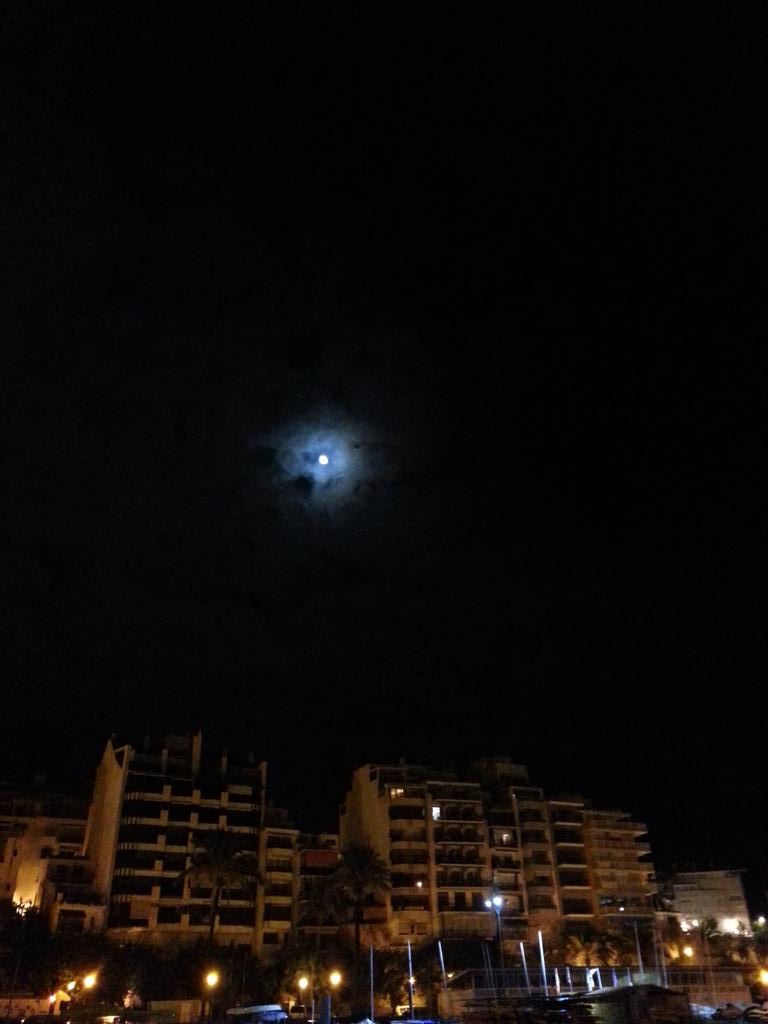 casper280909's tweet photo. Por esa persona que cuando la ves se te olvida el mundo...
Bona nit :) http://t.co/eHRwyBib41