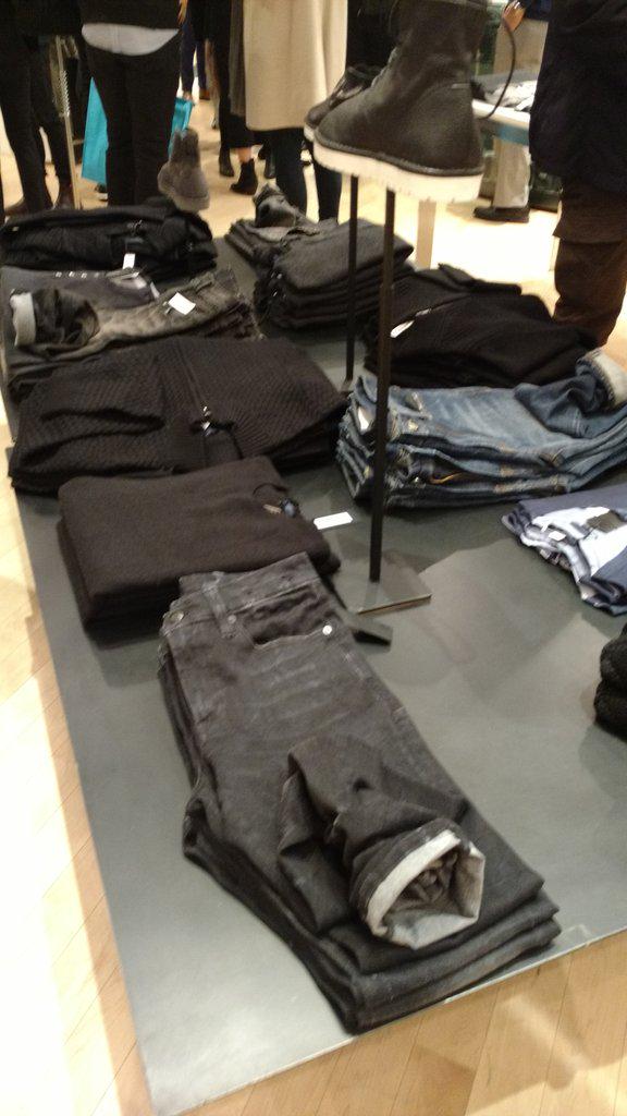 brockmclaughlin's tweet photo. Loving this whole table (I like black. Its my thing... Aka it hides the muffin top) @PatrickAssaraf #Patrickassaraf http://t.co/TCQxt0scAx
