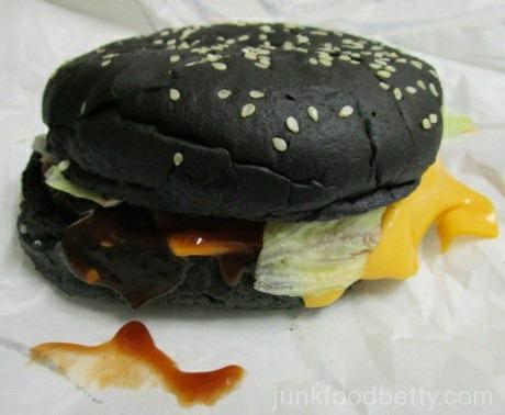 SnareUh's tweet photo. .@BurgerKing coming out with the #HalloweenWhopper. Cant wait to sink my teeth into them black buns! #blackbunsmatter http://t.co/6Phix7ToUF