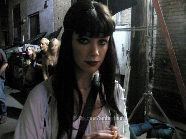 AmberHeardNews's tweet image. New old photo of Amber Heard on set of #TheExterminators // thanks to @AmberHeardRus (VK.com/amberheard)