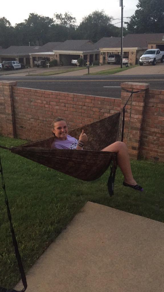jenna9494's tweet photo. Figured out how to Eno in the front yard, even though we don't have any trees! #ProudOfMyself #NothingIsGoingToStopMe http://t.co/37TeHn9dLf