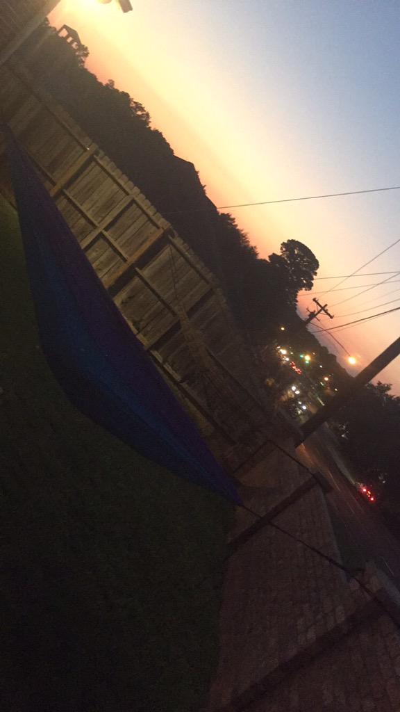 jenna9494's tweet photo. Figured out how to Eno in the front yard, even though we don't have any trees! #ProudOfMyself #NothingIsGoingToStopMe http://t.co/37TeHn9dLf