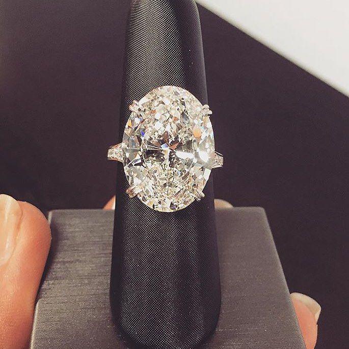 MikeNekta's tweet photo. #OvalObsession with @raimanrocks! The prettiest of Ovals...
#ClassicChapter #OvalCut #Brilliance #Scintillation #Sp… http://t.co/Q4WjpxU5wC