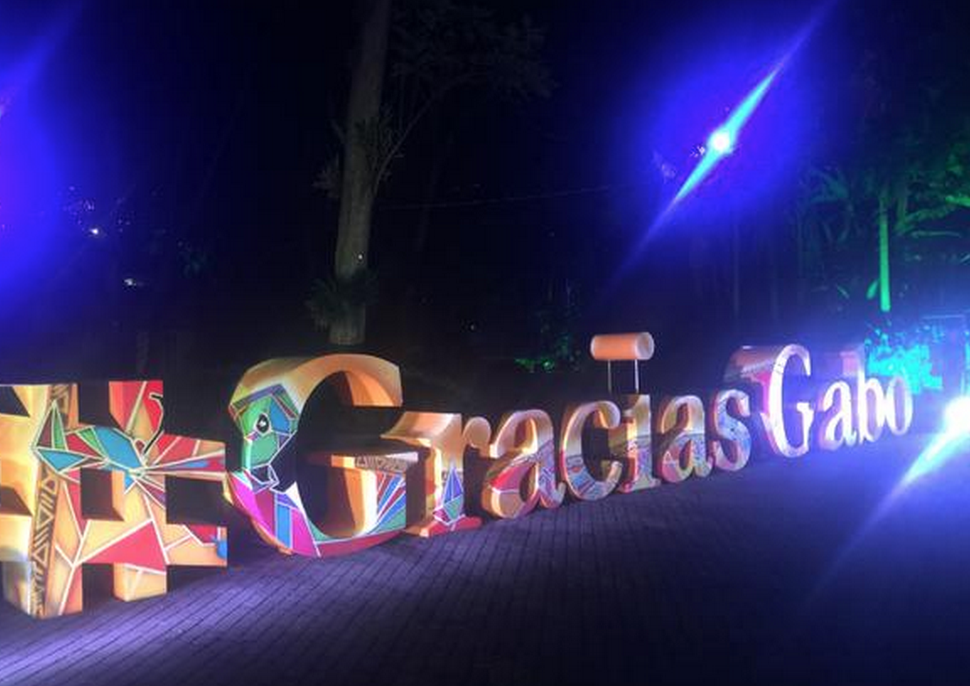 cdperiodismo's tweet photo. Empieza la ceremonia de premiación #PremiosGGM
#GraciasGabo http://t.co/38TmSP80qy