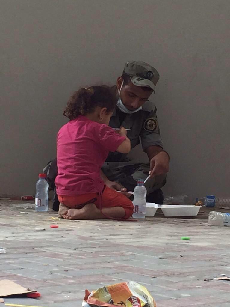 هذا احد رجال الأمن لم يقتصر عمله ع خدمة الحجيج من كبار السن بل انظر لهذه الصوره #وتأمل

#يحق_لنا_ان_نفتخر_برجال_امننا